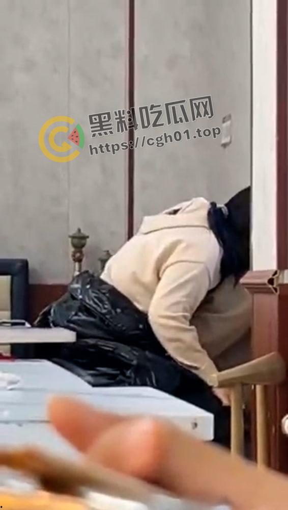 宿迁学院四号餐厅情侣餐桌做爱 女上忘我地蠕动 偷拍视频被流出-2