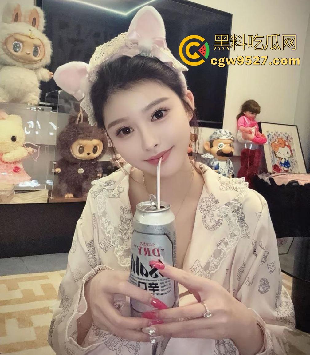 广州大学高颜值骚货【林怡莲】靠脸蛋身材上位，多体位开战，细腰狂扭蜜桃腿夹紧，撸管必备的极致尤物！-1